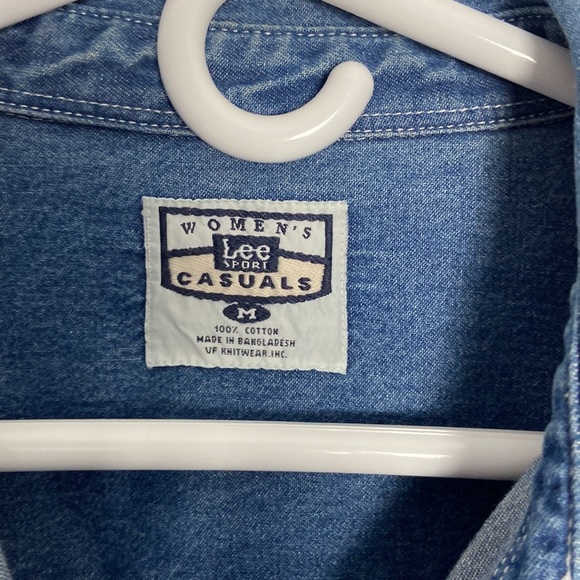 Lee Women's M UW- Wisconsin Embroidered Long Sleeve Denim Button Down Collegiate - Picture 5 of 6